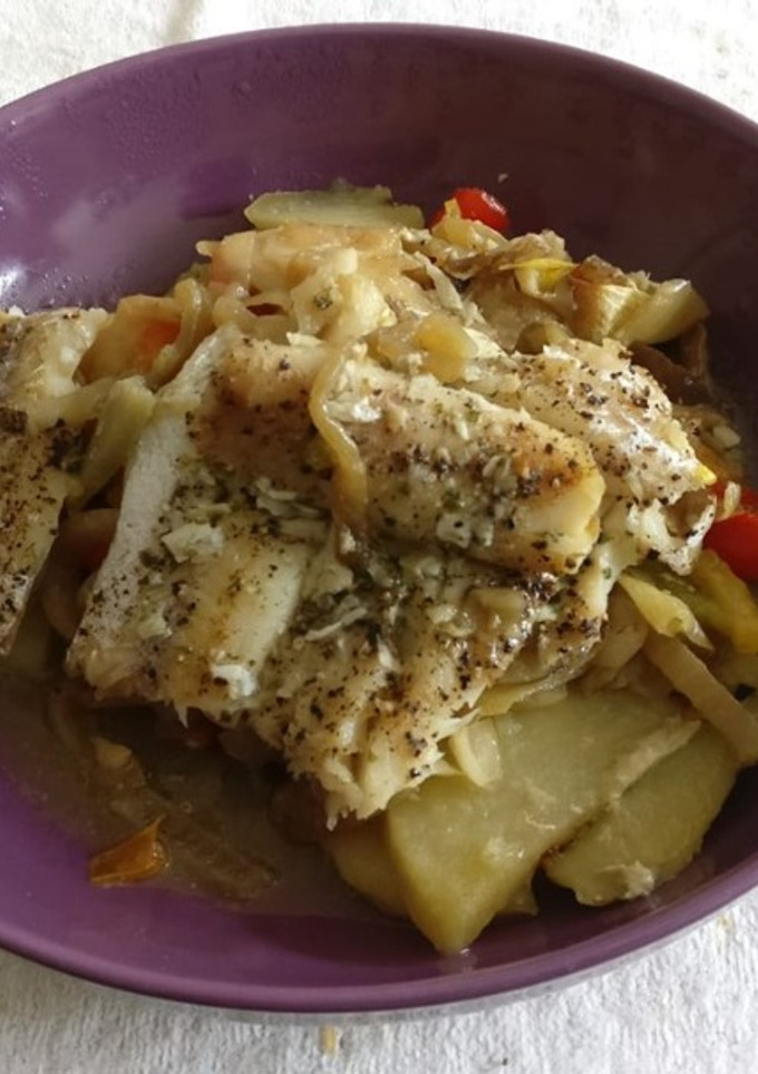 Una foto de Filetes de pescado al horno con cama de patatas