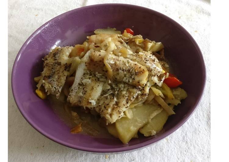 Filetes de pescado al horno con cama de patatas