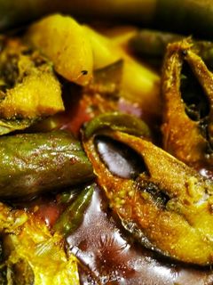 আলু বেগুন দিয়ে ইলিশের ঝোল(aloo begun diye illisher jhol recipe in Bengali) রেসিপির প্রধান ছবি