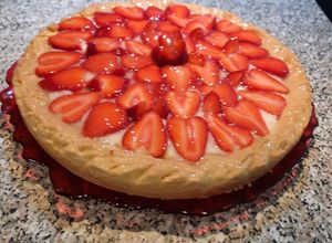 Foto di Crostata di fragole con crema pasticcera senza burro e senza panna con gelatina naturale