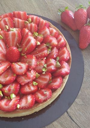Une photo de TARTE AUX FRAISES-PISTACHES