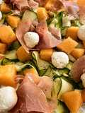Insalata di melone con mozzarella e zucchine