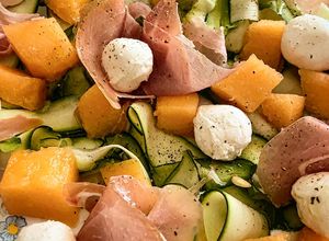 Foto di Insalata di melone con mozzarella e zucchine
