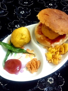 वड़ा पाव (vada pav recipe in Hindi) रेसिपी मुख्य फोटो