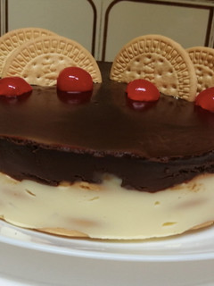 Una foto de TARTA DE LA ABUELA/ galleta, flan, chocolate y sin horno