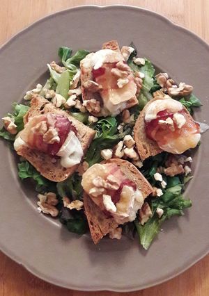 Une photo de Salade et toasts lard/chèvre/miel