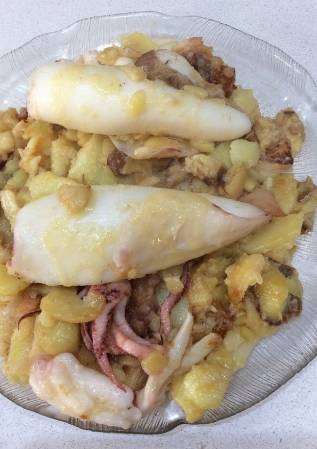 Una foto de Patatas con calamares