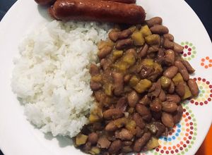 Una foto de Frijoles con plátano verde
