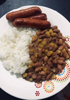 Una foto de Frijoles con plátano verde