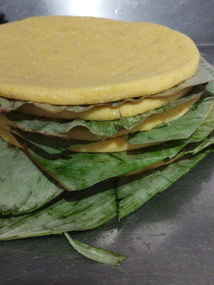 Una foto de Arepas Ocañeras de maíz amarillo y maíz blanco