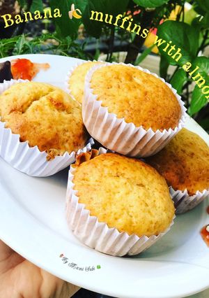 Hình của món Banana muffins with almonds.