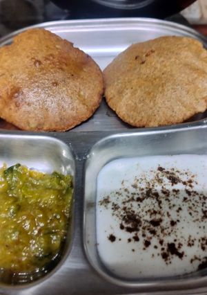 सिंघाड़ा आटा पूरी कद्दू की सब्जी और दही रेसिपी मुख्य फोटो