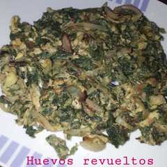 Una foto de Huevo revuelto con espinaca y cebolla