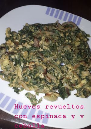 Una foto de Huevo revuelto con espinaca y cebolla