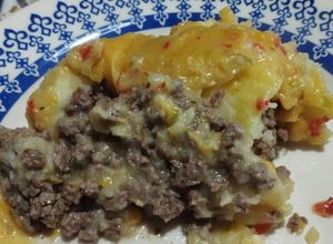 Una foto de Pastel de Papa con Topping de Relleno de Humita