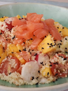 Una foto de Cuscús con salmón y mango