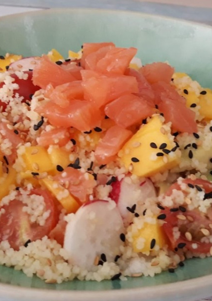 Una foto de Cuscús con salmón y mango
