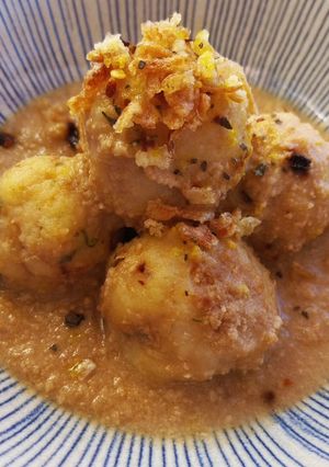 Una foto de Albóndigas de merluza con salsa de almendras