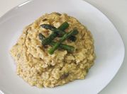 Una foto de espárragos y arroz