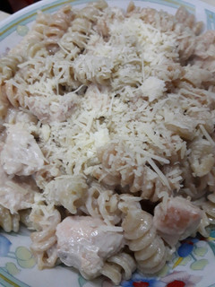 Una foto de Tirabuzones con pollo y salsa de queso crema