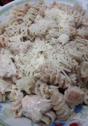 Una foto de Tirabuzones con pollo y salsa de queso crema