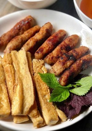 Hình của món Nem lụi phiên bản chảo chống dính.