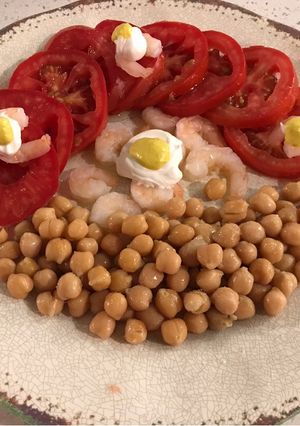 Una foto de Camarones con tomates y garbanzos fríos