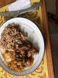 Carne guisada con verduras y arroz cabeza negra