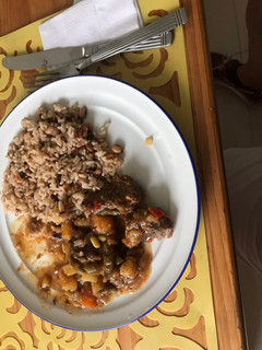 Una foto de Carne guisada con verduras y arroz cabeza negra