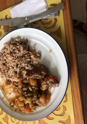 Una foto de Carne guisada con verduras y arroz cabeza negra