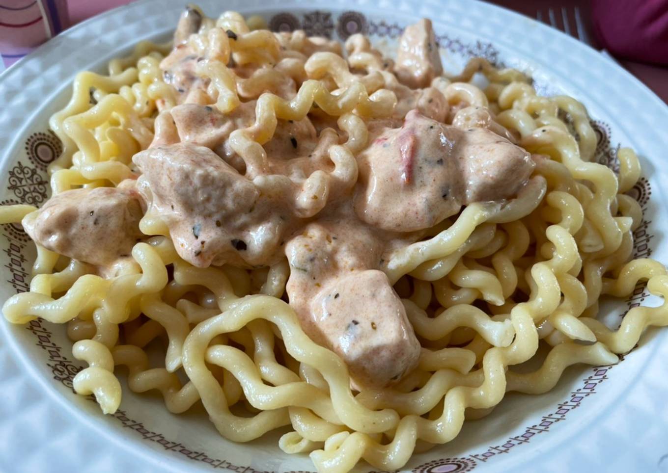 Fusilli con pollo y nata