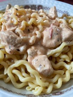 Una foto de Fusilli con pollo y nata