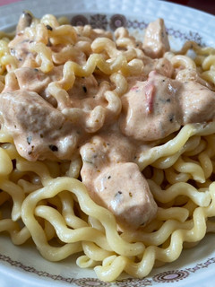 Una foto de Fusilli con pollo y nata