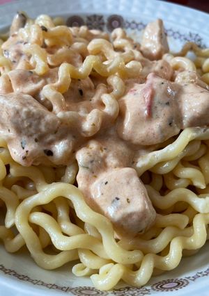Una foto de Fusilli con pollo y nata