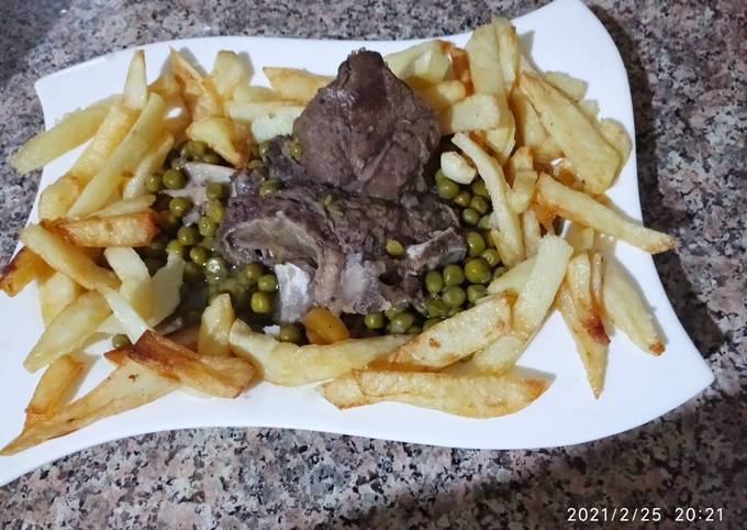 Viande de bœuf au petit pois et frites