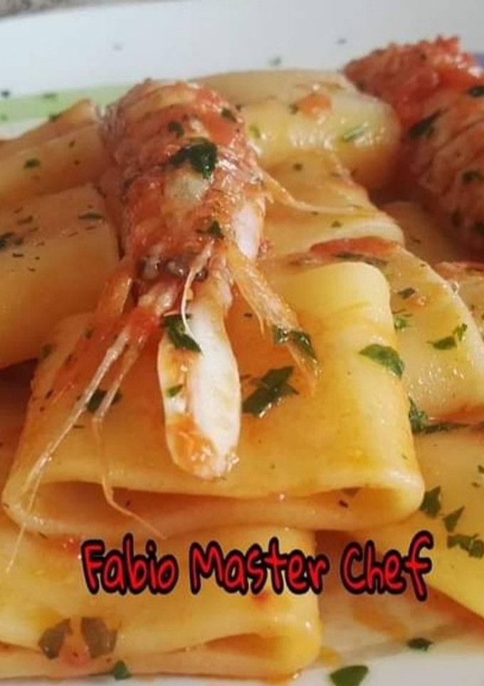 Foto di Calamarata con Cicale di Mare e Pelati