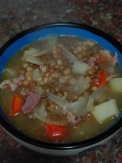 Una foto de Sopa de lentejas (para pobres)