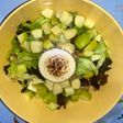 Ensalada con queso de cabra, manzana y frutos secos