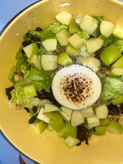 Una foto de Ensalada con queso de cabra, manzana y frutos secos