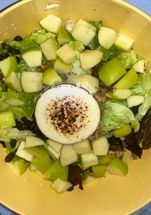 Una foto de Ensalada con queso de cabra, manzana y frutos secos