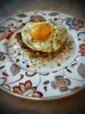 Medallón de solomillo con monchetas en salsa de vermouth y huevo frito