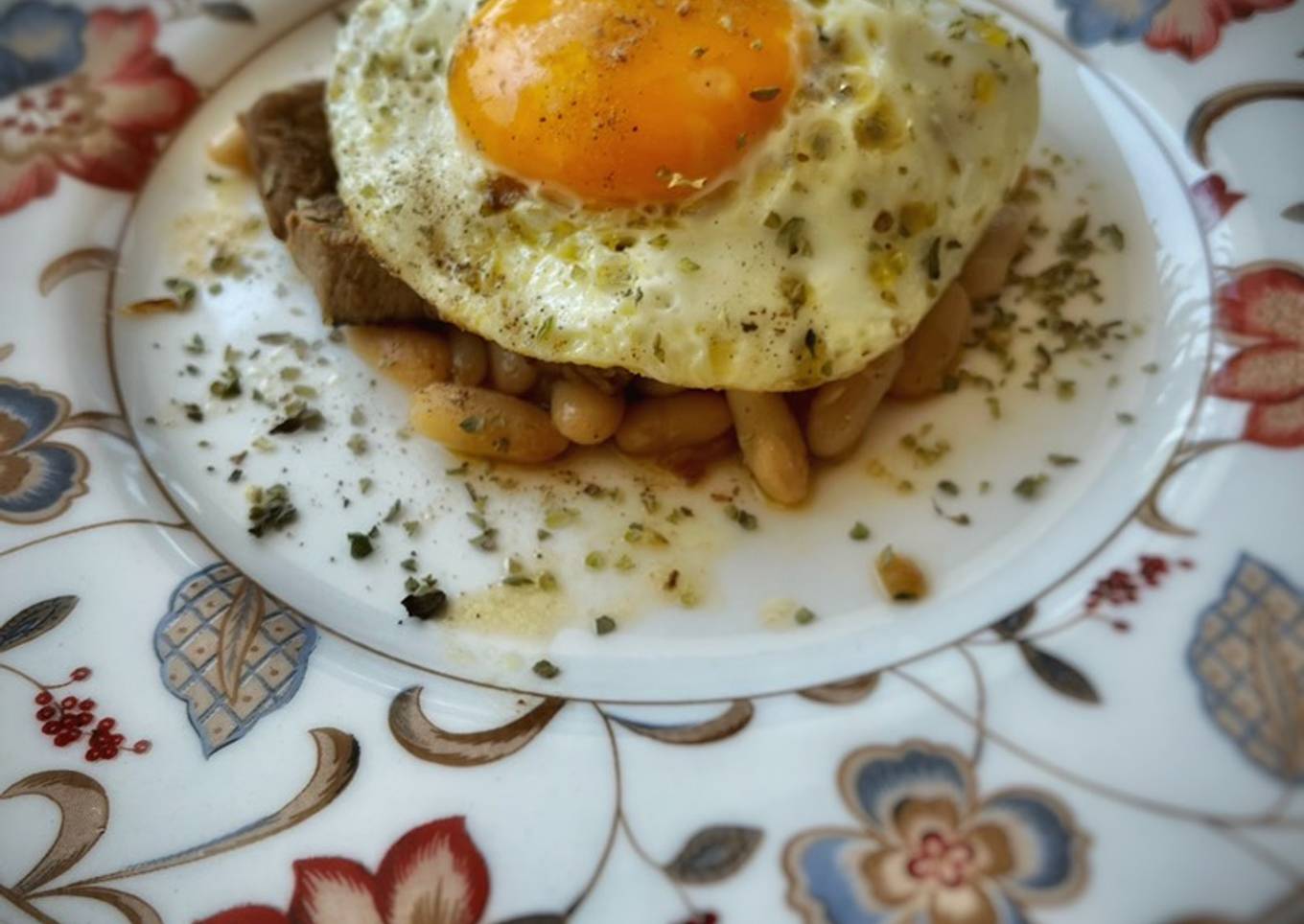 Medallón de solomillo con monchetas en salsa de vermouth y huevo frito
