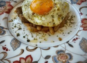 Foto principal de Medallón de solomillo con monchetas en salsa de vermouth y huevo frito
