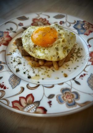 Una foto de Medallón de solomillo con monchetas en salsa de vermouth y huevo frito