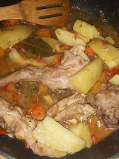 Una foto de Conejo con verduras