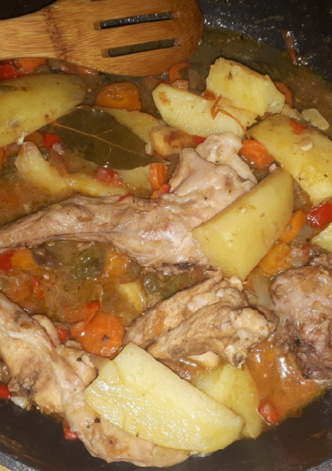 Una foto de Conejo con verduras