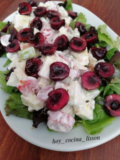 Una foto de Ensalada de manzana y cerezas