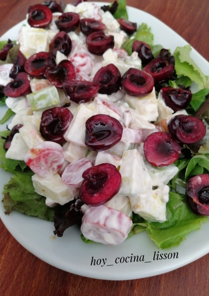 Una foto de Ensalada de manzana y cerezas