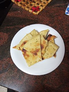 Una foto de Masa de pizza frita con aceite de sal de ajo y perejil picado