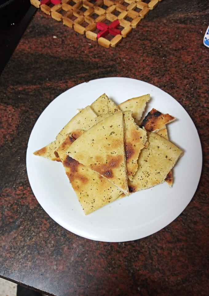 Una foto de Masa de pizza frita con aceite de sal de ajo y perejil picado